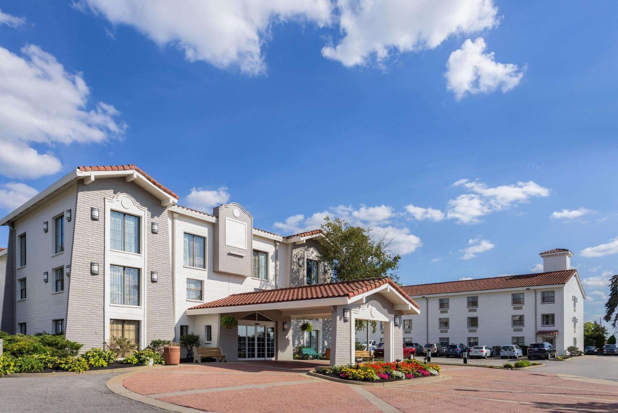 La Quinta Inn By Wyndham Pittsburgh Airport Moon Township Eksteriør bilde