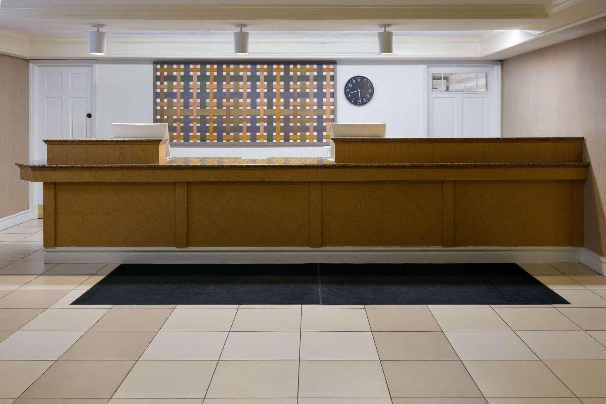 La Quinta Inn By Wyndham Pittsburgh Airport Moon Township Eksteriør bilde