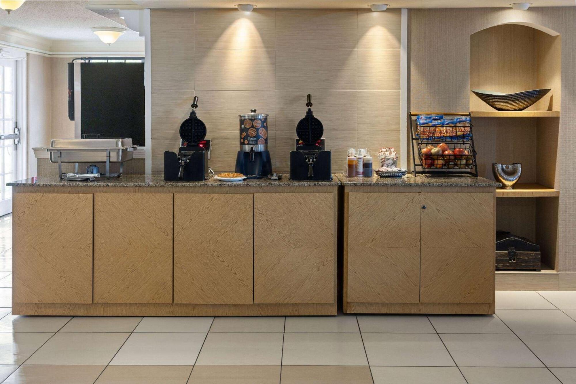 La Quinta Inn By Wyndham Pittsburgh Airport Moon Township Eksteriør bilde