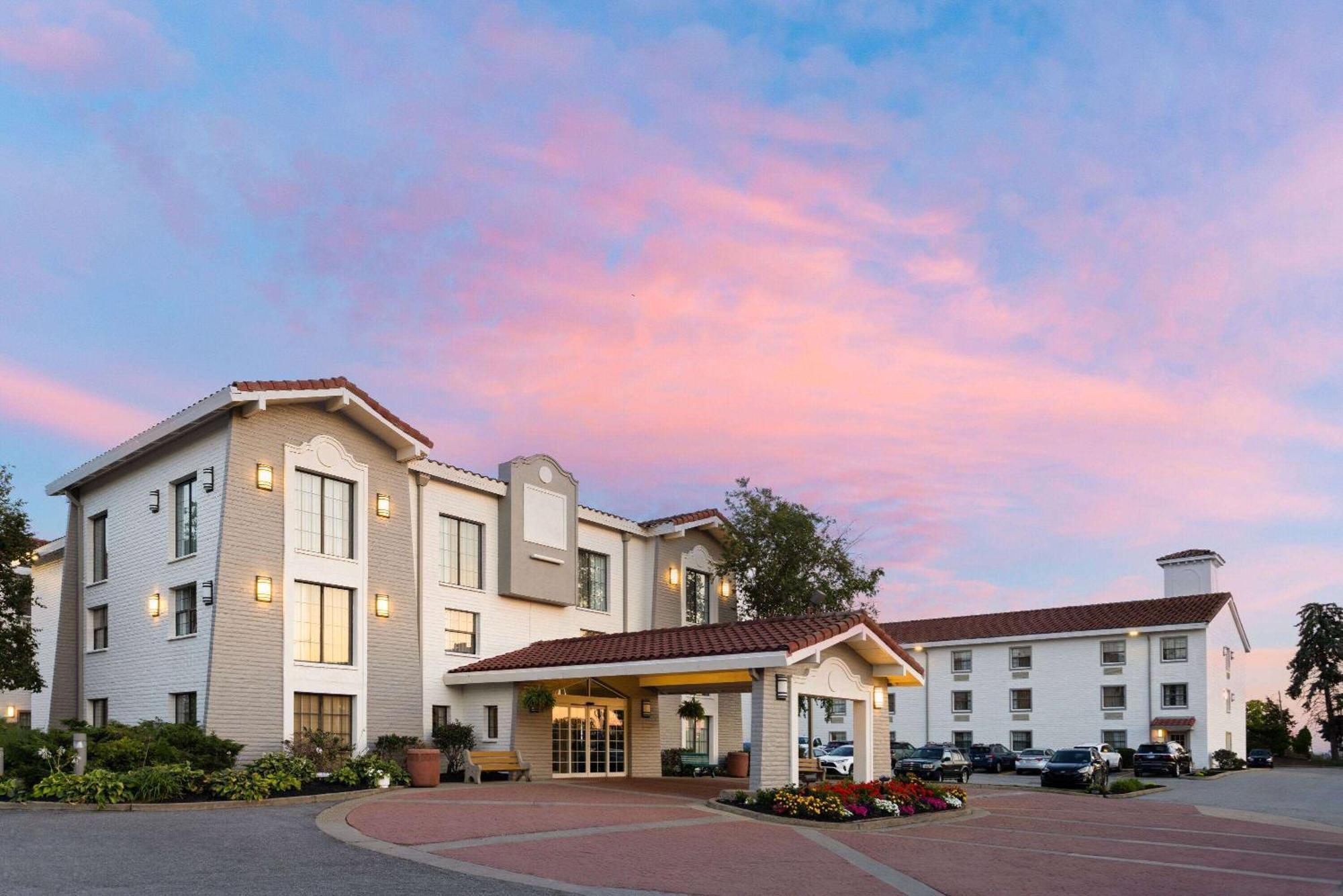 La Quinta Inn By Wyndham Pittsburgh Airport Moon Township Eksteriør bilde