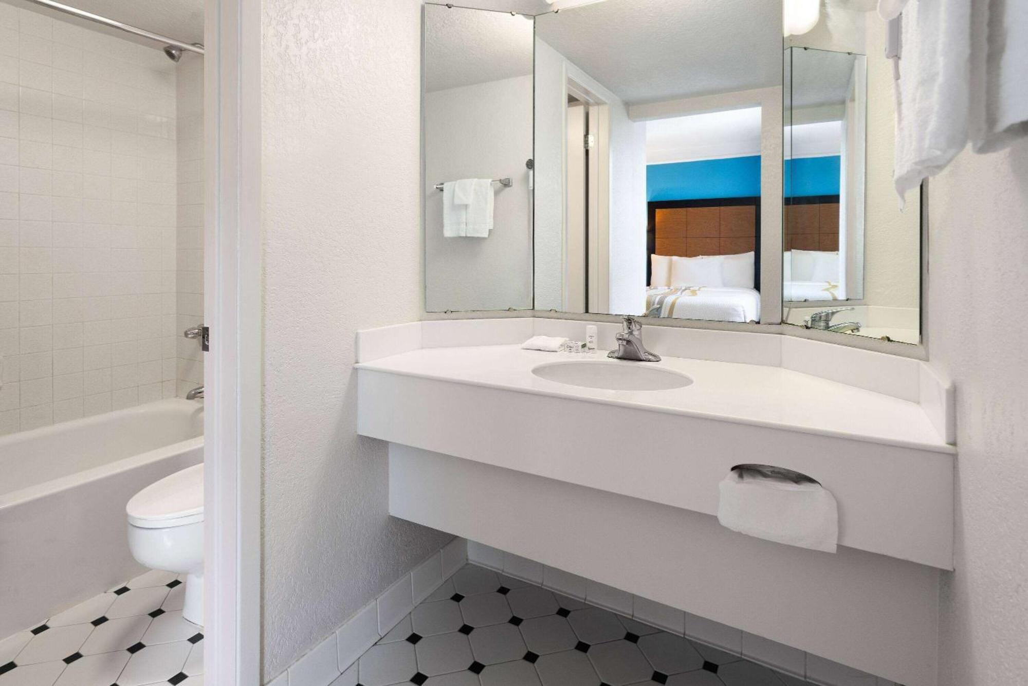 La Quinta Inn By Wyndham Pittsburgh Airport Moon Township Eksteriør bilde
