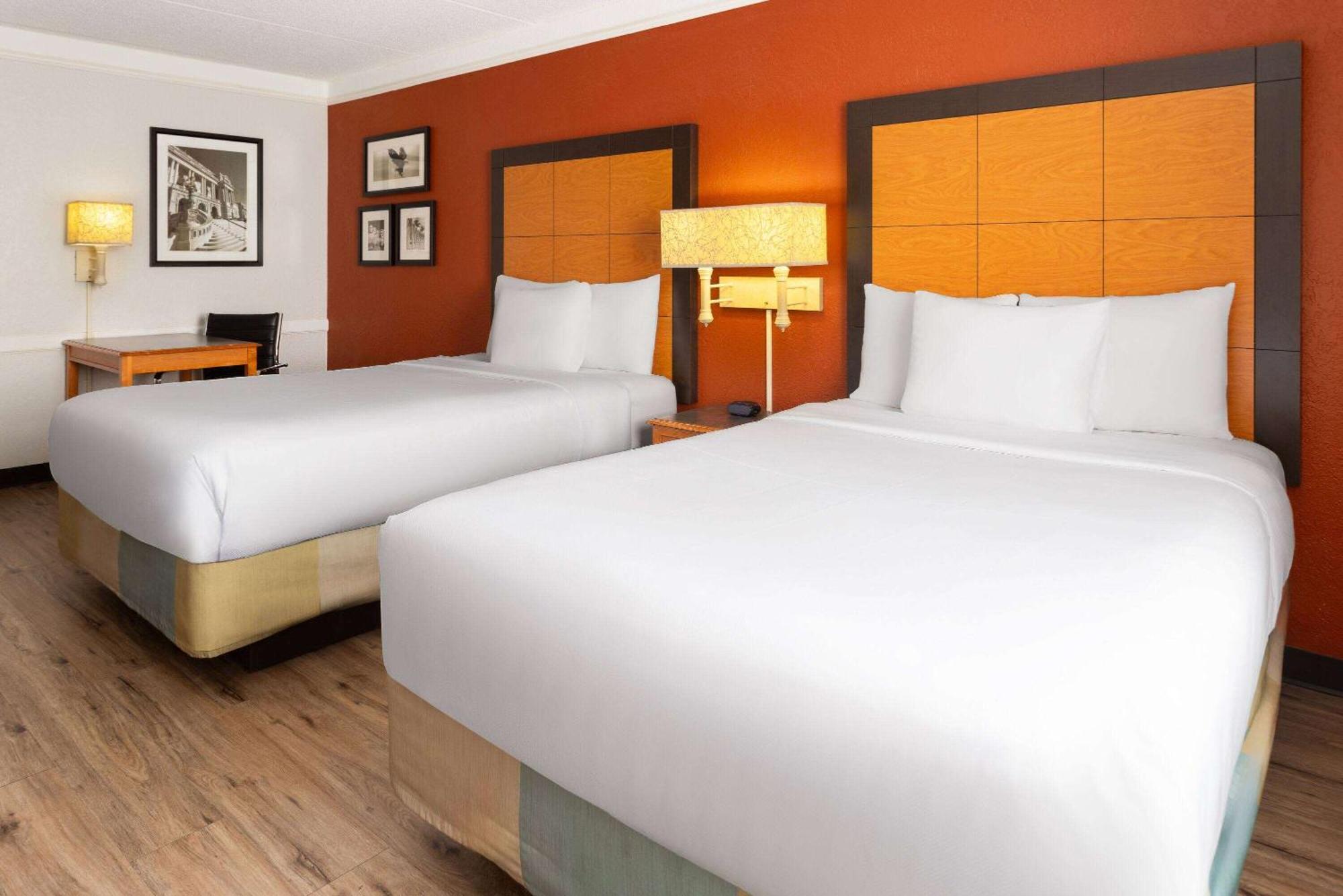 La Quinta Inn By Wyndham Pittsburgh Airport Moon Township Eksteriør bilde